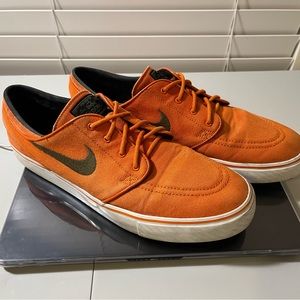 Nike Janoskis - Traffic Cone Orange - Forest Green Embelishment